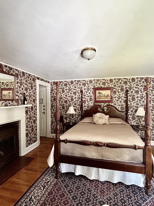 M3 Queen size bed Master -Suite-Ensuite-Superior-Countryside view - Base Rate
