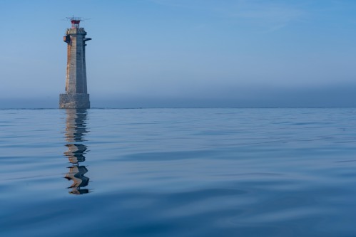 phare de Nividic par mer calme