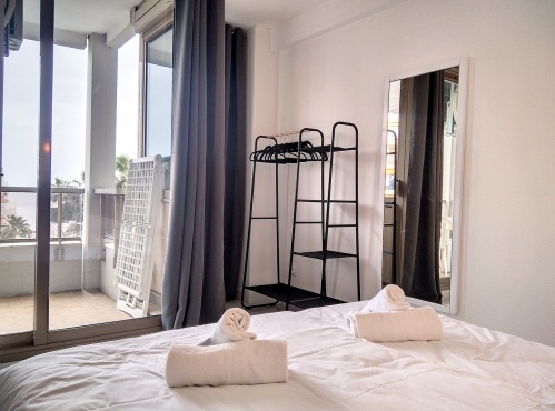 penderie et accès terrasse depuis la chmabre