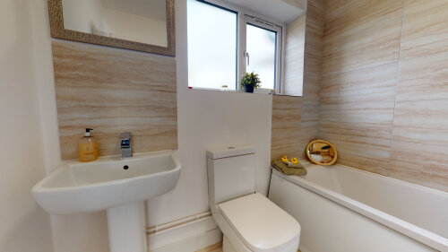 SRK Serviced Accommodation - Family bathroom with tub, to enjoy a nice soak in the bath.
