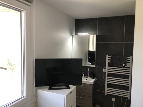 La chambre enfants avec son vasque et sa douche