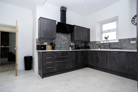 Stylish Fully Equipped Kitchen - Brand-new integrated appliances and a bright, modern layout perfect for home cooking