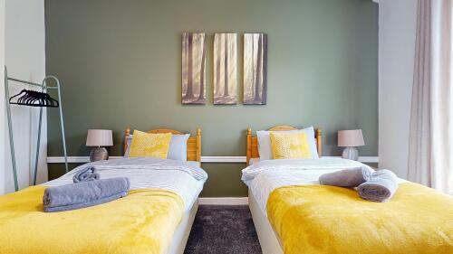 Bedroom 1 - Plenty of space and 2 comfy single beds