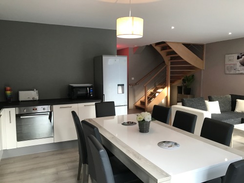 Cuisine équipée avec table pour 8 personnes