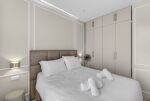 Chambre avec lit queen et rangement 
Ventilateur 