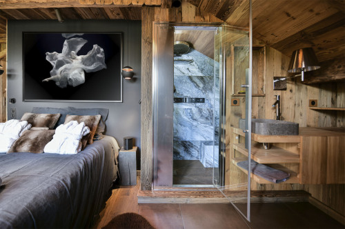 Étage - La cabine de hammam de le suite “Mont-Blanc“  peut accueillir jusqu’à trois adultes pas séance.
