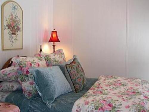 Carriage House Suite 03-Suite-Ensuite with Shower-Deluxe-Garden View