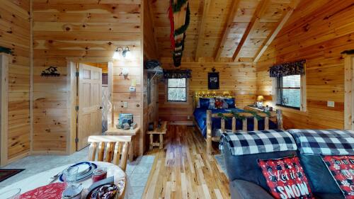 Full view: Lone Wolf-Twilight Ridge Cabins