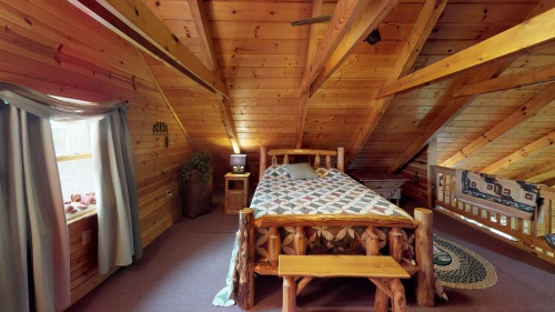 Moose Open Loft Bedroom - 1 Queen Bed