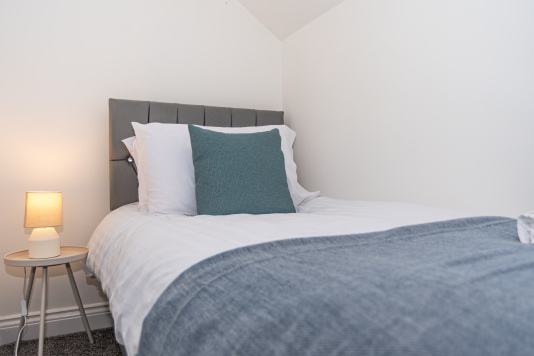 A calm and private single bedroom for a restful, comfortable stay.