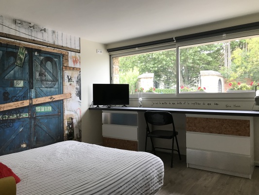 Vue sur cour intérieure paysagée 