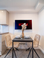 Huddersfield Deal House – Modern Dining Space for Family & Friends