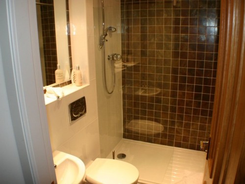 Ensuite bathroom with complimentary toiletries
