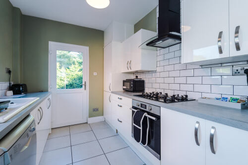 Fully fitted kitchen