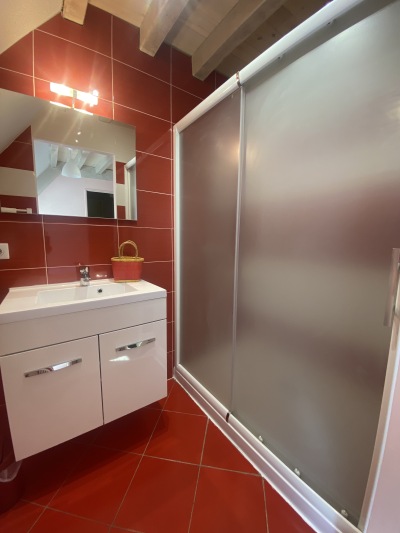 salle de bains rouge