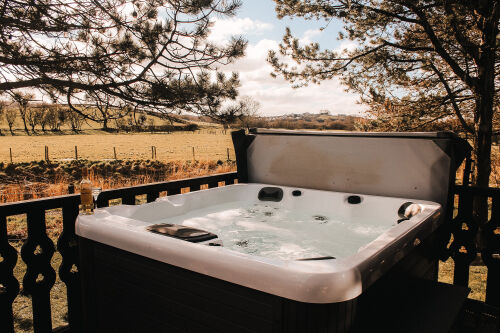 Keer Side Lodge, Luxury lodge with private hot tub at Pine Lake Resort - Private hot tub
