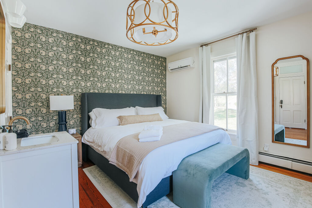 Suite 4-King-Premium-Private Bathroom
