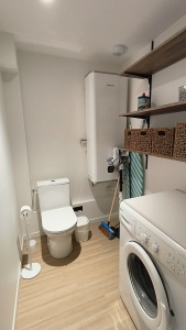 WC au rez de chaussée avec rangements et machine à laver le linge