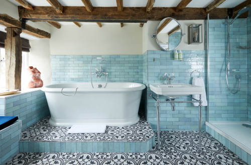 Great Tew En-suite with Bath & Shower