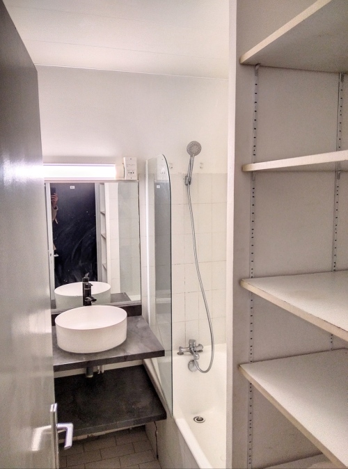 salle de bain avec toilettes