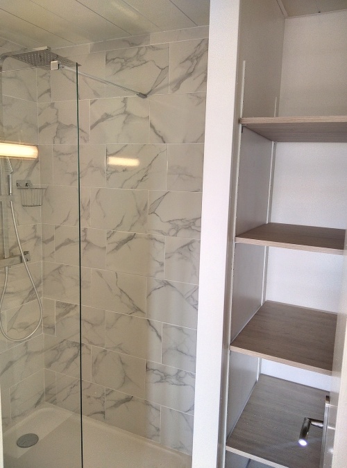 rangement dans la salle d'eau