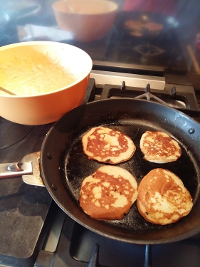 préparation de pancakes pour le petit-déjjeuner