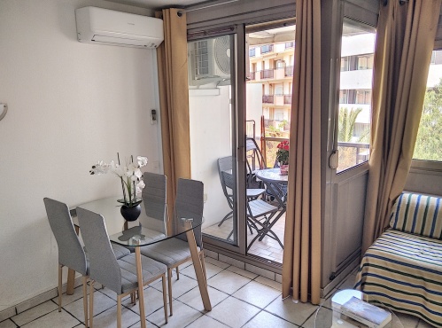 salon/salle à manger avec accès au balcon 