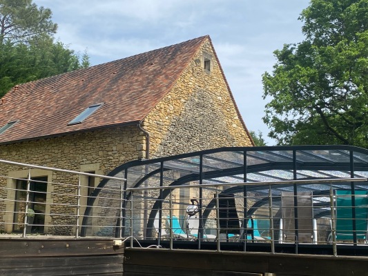 terrasse espace repas, piscine et gîte