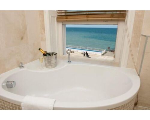 Room 6 - Luxurious Bathroom with Sea Views - Superking 