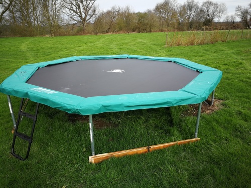 trampoline, table de ping pong, balançoires