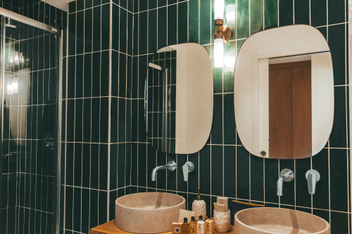 Salle d'eau avec douche et double vasque