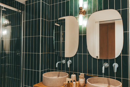 Salle d'eau avec douche et double vasque