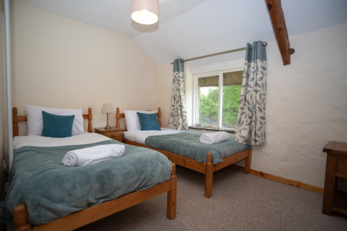 Light & Airy Twin Bedroom - Bright, well-appointed twin with hotel-quality linens, teal cushions and fresh towels ready on arrival, ideal for two guests sharing.