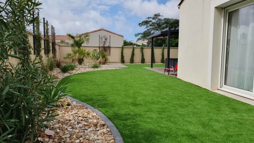 Jardin côté latéral