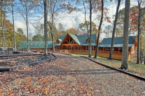 Majestic Oaks Lodge, from Entrance to Circle Drive