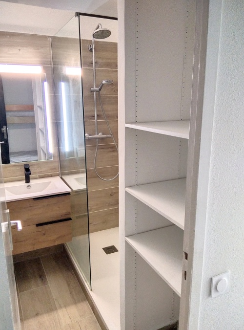 douche à l'italienne et rangements