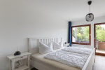 Schlafzimmer mit Doppelbett und Balkon