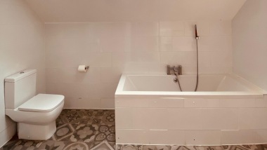Large Bath/ Tub 