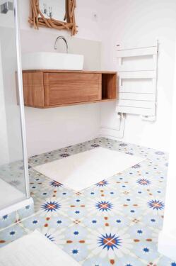la salle d'eau au carrelage coloré de la chambre Mimosa