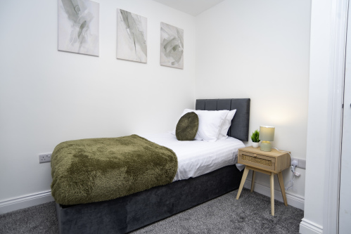 Calm and tidy single bedroom for a restful stay