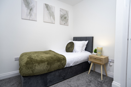 Calm and tidy single bedroom for a restful stay