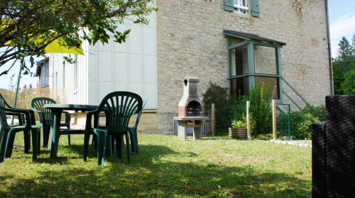 jardin clôturé avec barbecue