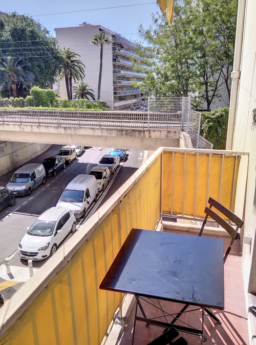 balcon ensoleillé à 200 mètres de la mer