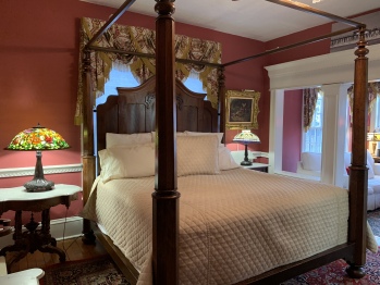 Suite 10 with king four poster bed