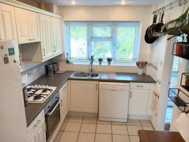 Fully equipped kitchen.