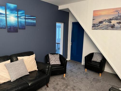 Lounge - Plenty of seating for everyone to relax in the living room