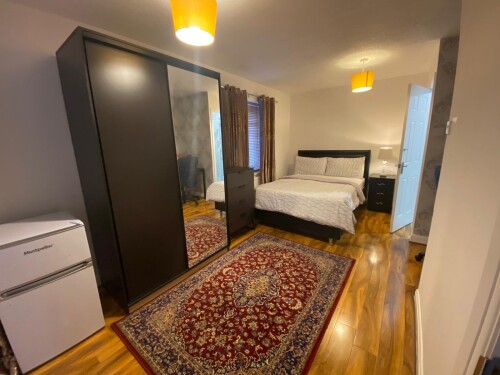 First floor-Double room-Ensuite with Shower-Street View