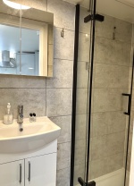 Shiny and beautiful bathroom, walk in shower, stunning ceramic sink - free toiletries!