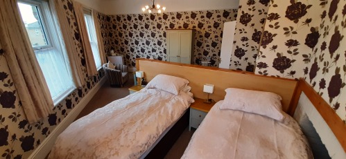 Large Twin Ensuite with Comfy Chairs & Fridge