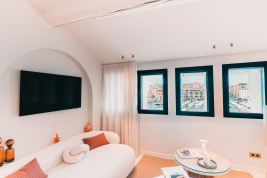 Salon cuisine vue sur le Vieux Port